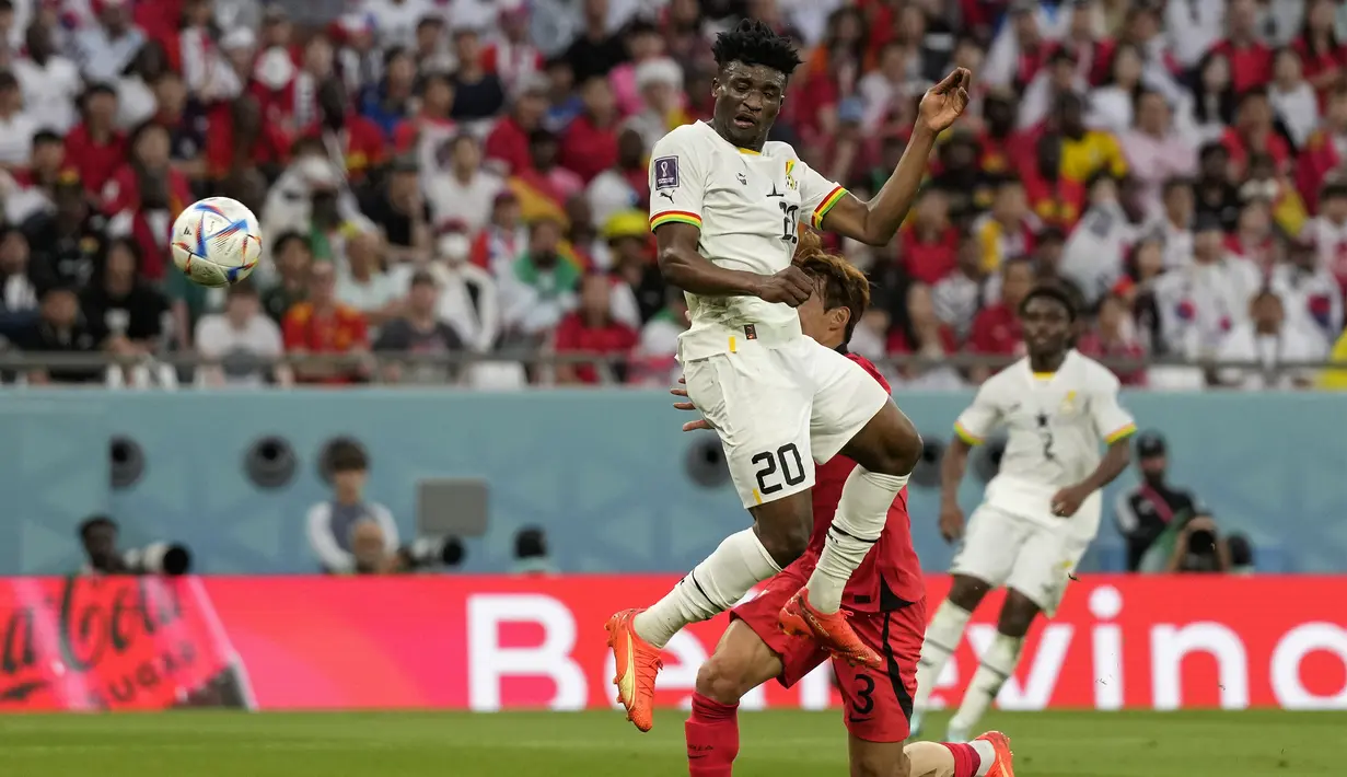 <p>Pemain Timnas Ghana, Mohammed Kudus berhasil menjebol gawang Korea Selatan&nbsp;dalam pertandingan grup H Piala Dunia 2022 yang berlangsung di Education City Stadium, Qatar, Senin (28/11/2022). (AP Photo/Lee Jin-man)</p>