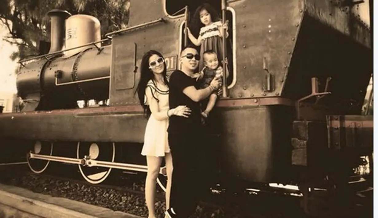 Sheila Marcia dan Kiki Mirano berpose di locomotif kereta uap peninggalan jaman Belanda bersama dengan kedua anaknya.  (Bintang.com/twitter)