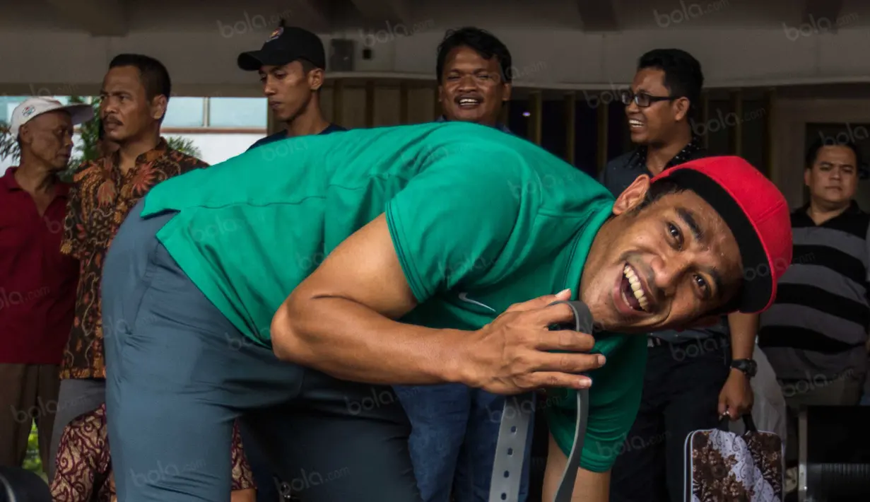 Benny Wahyudi langsung tertawa saat mengetahui dirinya menjadi tontonan warga yang melintas. (Bola.com/Vitalis Yogi Trisna)