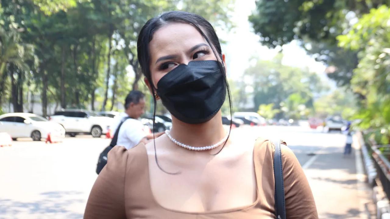 Selebgram ini juga mengaku mau melakukan adegan syur di film Keramat Tunggak. Karena dalam surat perjanjian yang ditandatanganinya, dirinya tak akan bertanggung jawab bila tersandung hukum.<br>