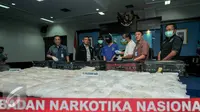 Tersangka TL dihadirkan dalam rilis di kantor BNN Cawang, Jakarta, Jumat (4/12). Atas perbuatannya TL berhadapan dengan hukuman berat dengan acaman maksimal hukuman mati. (Liputan6.com/Yoppy Renato)