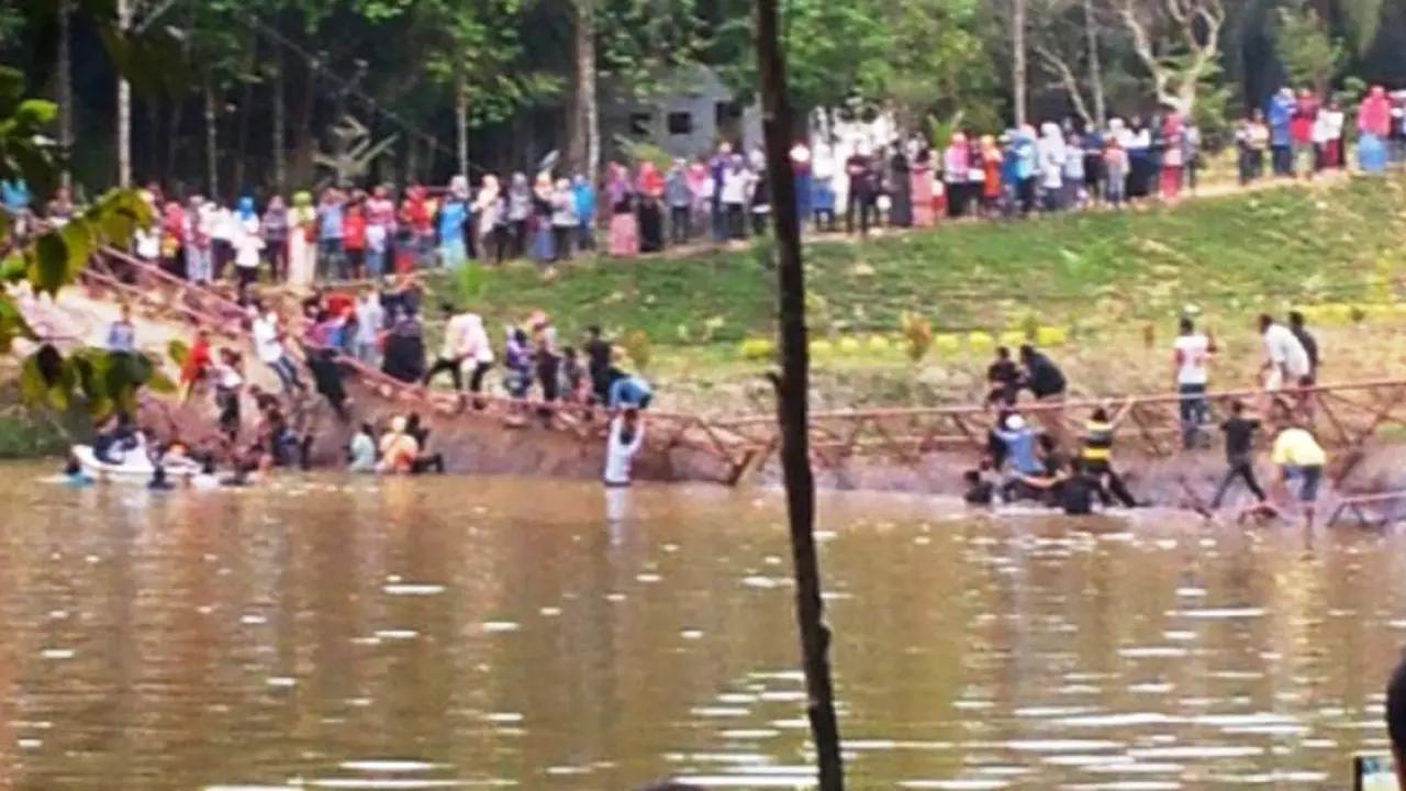 Video Jembatan Ambruk para Pemuda Berenang Selamatkan para Korban