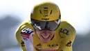 Kemenangan kedua Tadej Pogacar di Tour de France kali ini mengantarkannya pada posisi kedua peringkat dunia balap sepeda UCI, di bawah pembalap Jumbo Visma sekaligus rekan senegaranya, Primoz Rogli. (Foto: AFP/Anne-Christine Poujoulat)