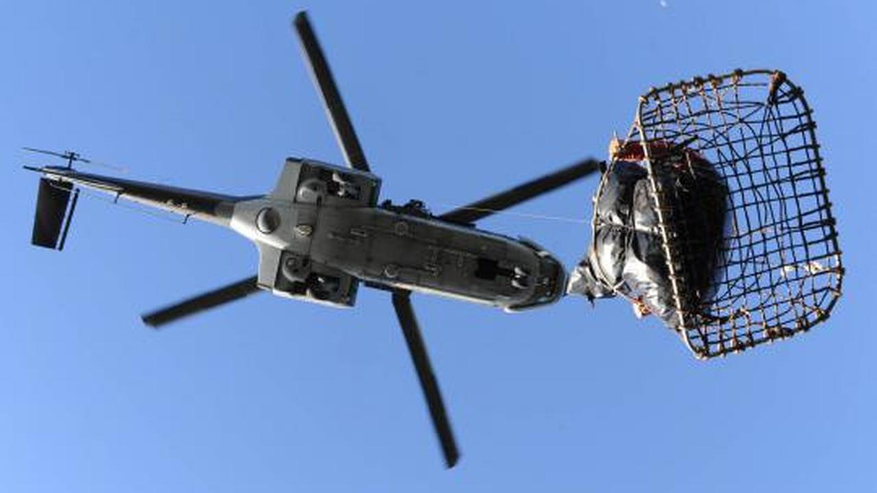 Saat evakuasi jenazah korban pesawat Sukhoi dibawa menggunakan helikop 