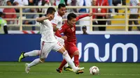 Gelandang Timnas Vietnam, Nguyen Quang Hai, saat melawan Iran di Piala Asia 2019 di Al Nahyan Stadium, Abu Dhabi (12/1/2019). (AFP/Khaled Desouki)