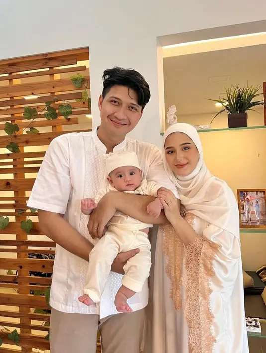Ini menjadi tahun pertama Yasmine dan Aditya Zoni merayakan lebaran dengan anak, Zayn.