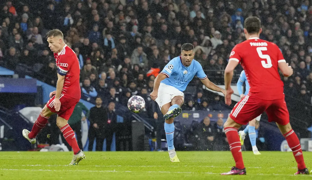 Gelandang Manchester City, Rodri melepaskan tendangan yang berbuah gol pertama timnya ke gawang Bayern Munchen pada laga leg pertama babak perempatfinal Liga Champions 2022/2023 di Etihad Stadium, Manchester, Rabu (12/4/2023) dini hari WIB. (AP Photo/Jon Super)