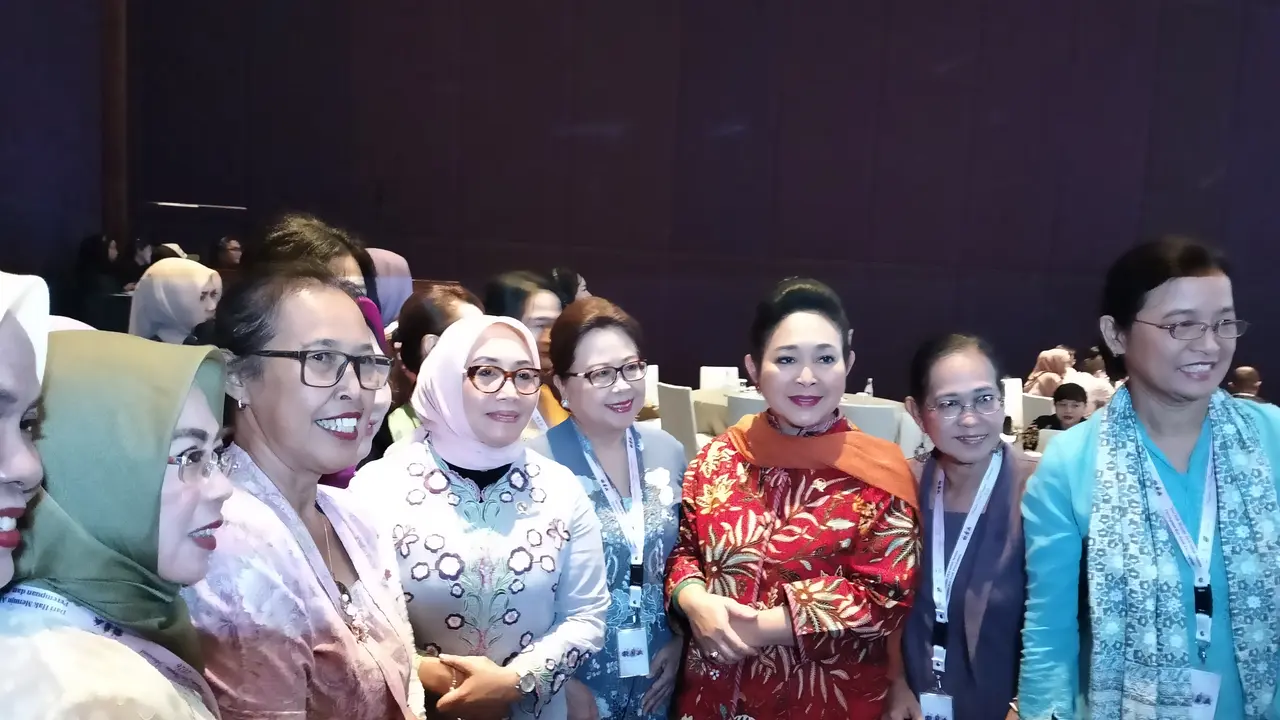 Ibu Titiek berfoto dengan jajaran ibu-ibu berkebaya