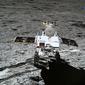 Rover penjelajah Bulan milik China, Yutu 2, dipotret menggunakan kamera dari pesawat pendarat Bulan milik China Chang'e 4 (kredit Badan Antariksa China)