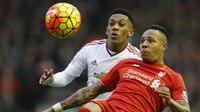 Striker MU, Anthony Martial, berebut bola dengan bek sayap Liverpool, Nathaniel Clyne pada laga Liga Premier Inggris di Stadion Anfield. Berkat kemenangan ini Setan Merah mampu bertahan di posisi kelima klasemen sementara. (Reuters/Carl Recine)