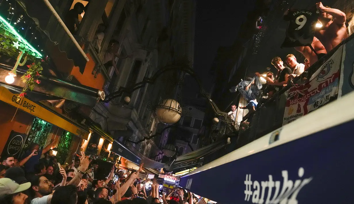 <p>Keberhasilan ini melengkapi kesuksesan Manchester City musim ini. Sebelumnya, Manchester City juga menjadi juara Liga Inggris dan Piala FA. (AP Photo/Khalil Hamra)</p>