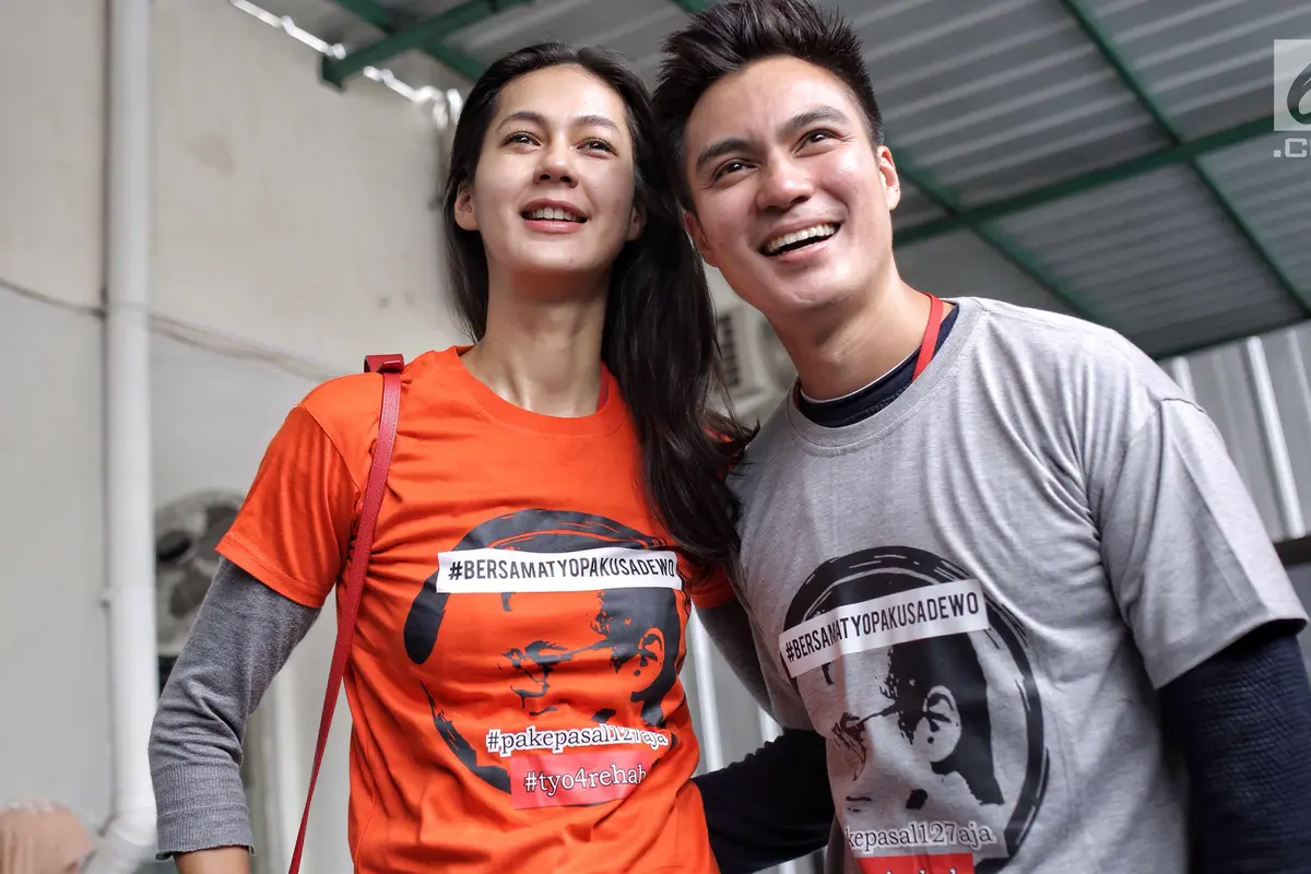 Pasangan Baim Wong dan Paula Verhoeven Beri Dukungan untuk Tio Pakusadewo