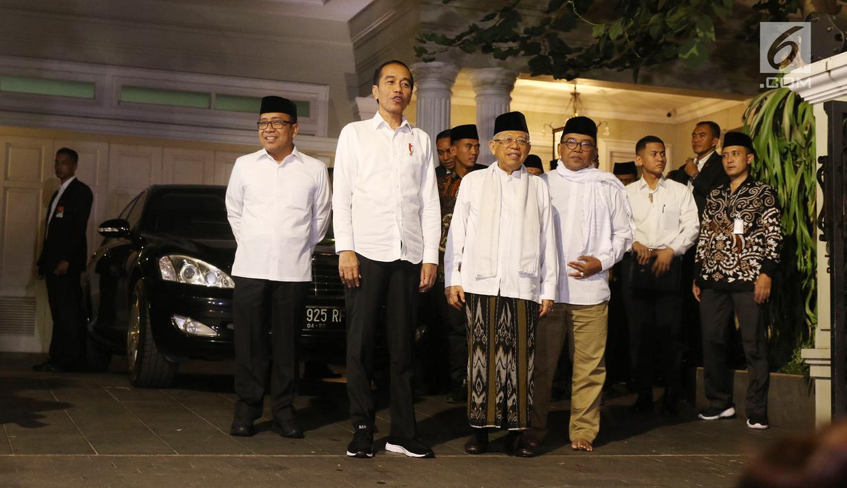 Pasangan capres-cawapres nomor urut 01 Joko Widodo (dua kiri) dan Ma'ruf Amin (tengah) menyapa wartawan saat tiba di kediaman Ma'ruf Amin, Menteng, Jakarta, Kamis (27/6/2019). Jokowi menjemput Ma'ruf untuk nonton bareng sidang putusan MK di Lanud Halim Perdanakusuma. (Liputan6.com/Herman Zakharia)