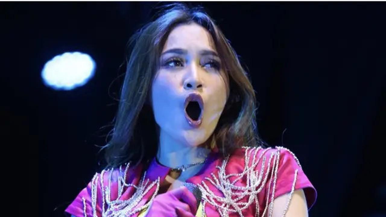 Mahalini tampil memukau dalam jumpsuit kuning yang dipadukan dengan boler fuschia. Sentuhan aksen juntaian silver menambah kemegahan pada gayanya.