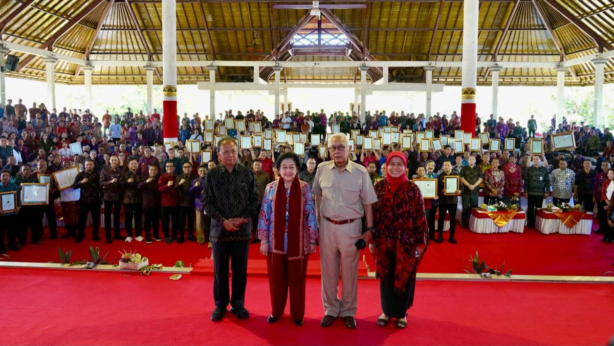 Menteri Hukum Serahkan 146 Sertifikat KI Milik Bali