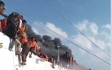 KMP Mutiara Sentosa 2 Terbakar Hebat, Penumpang Nekat Terjun ke Laut Madura