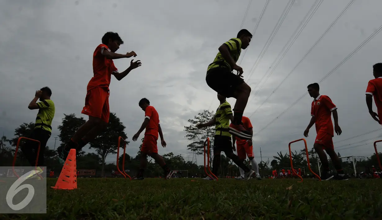 Pemain Persija melakukan lompatan saat latihan di National Youth Training Centre, Sawangan, Depok, Selasa (24/1). Latihan ini bagian persiapan mengarungi kompetisi musim 2017. (Liputan6.com/Helmi Fithriansyah)  