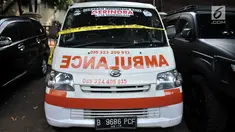 Penampakan ambulans Partai Gerindra yang diamankan polisi terparkir di halaman Mapolda Metro Jaya, Jakarta, Kamis (23/5/2019). Ambulans milik Partai Gerindra Tasikmalaya berpelat nomor B 9686 PCF tersebut diamankan polisi karena diduga mengangkut batu dalam Aksi 22 Mei. (merdeka.com/Iqbal Nugroho)