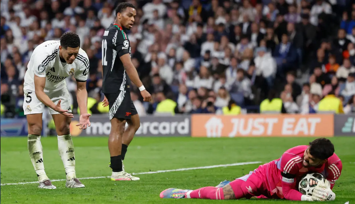 Bertanding di hadapan pendukung sendiri, Real Madrid harus mengakui keunggulan Arsenal dengan skor 1-2. (OSCAR DEL POZO/AFP)