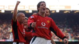 Ruud van Nistelrooy. Striker Belanda ini menjadi top skor Liga Inggris 2002/2003 dengan mencetak 25 gol, unggul 1 gol dari Thierry Henry (Arsenal). Manchester United meraih gelar Liga Inggris usai mengoleksi 83 poin, unggul 5 poin dari Arsenal sebagai runner-up di klasemen akhir. (AFP/Paul Barker)