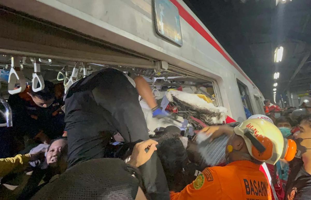 FOTO: Evakuasi Dramatis Korban Tabrakan Kereta di Bekasi Timur