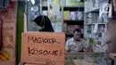 Tulisan pemberitahuan masker kosong terlihat di Pasar Pramuka, Jakarta Timur, Jumat (6/3/2020). PD Pasar Jaya melakukan operasi pasar sejak Kamis (5/3/2020) kemarin untuk menjaga ketersediaan dan membuat harga masker kembali terjangkau. (Liputan6.com/Faizal Fanani)