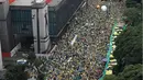 Pemandangan aksi unjuk rasa menuntut pengunduran diri Presiden Dilma Rousseff di Sao Paulo, Brasil, Minggu (13/3). Para pengunjuk rasa menuduh Rousseff tidak mampu mengelola ekonomi dan terlibat dalam skandal korupsi besar. (MIGUEL SCHINCARIOL / AFP)