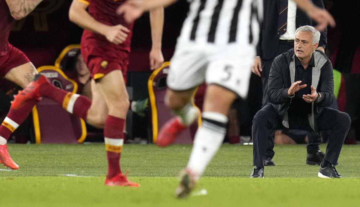 Skor 1-0 AS Roma tak berubah hingga akhir pertandingan. Walapun hanya unggul satu angka, kemenangan ini merupakan modal penting skuat Jose Mourinho untuk kembali ke jalur yang tepat di Liga Italia musim 2021/2022. (AP/Gregorio Borgia)