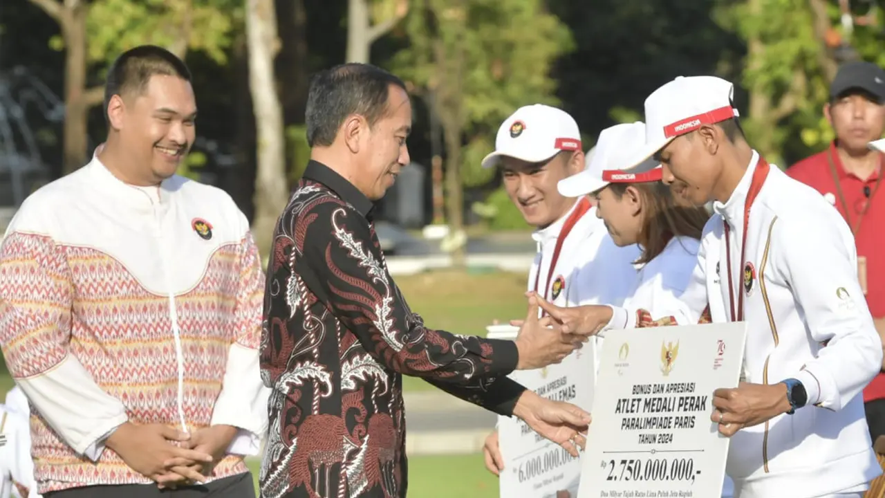 Presiden Jokowi Serahkan Bonus Rp6 Miliar untuk Atlet Peraih Medali Emas di Paralimpiade Paris 2024