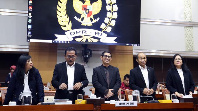 Ketua Dewan Pengawas Lembaga Penyiaran Publik TVRI Arief Hidayat, anggota Made Ayu Dwie Mahenny, Maryuni Kabul Budiono, Pamungkas Trishadiatmoko dan Supra bersiap mengikuti rapat dengar pendapat dengan Komisi I DPR di Kompleks Parlemen Senayan, Jakarta, Selasa (21/1/2020). (Liputan6.com/Johan Tallo)