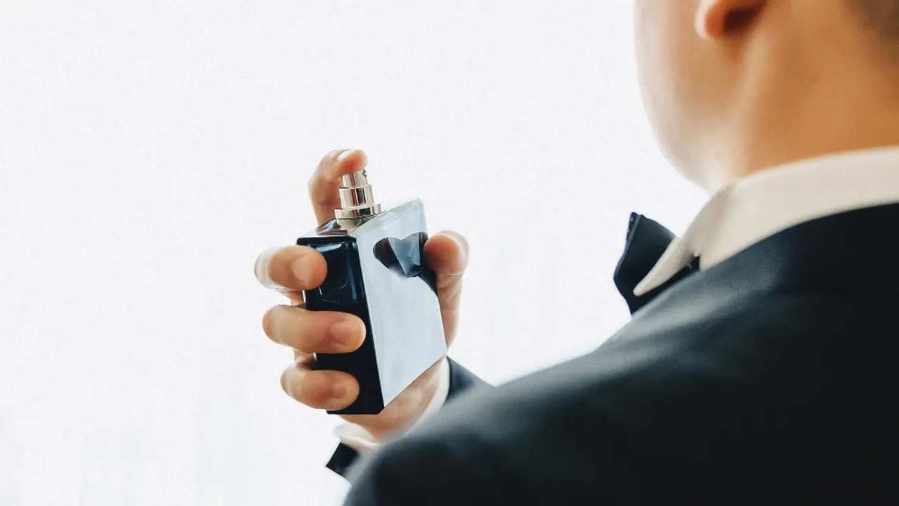 Ilustrasi cowok memakai parfum