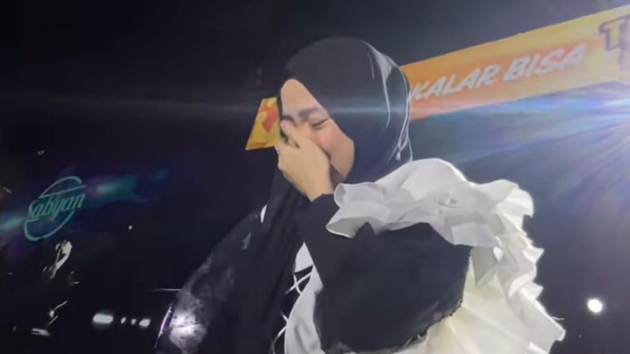 Viral! Momen Haru, Nissa Sabyan Menangis Saat Nyanyikan Lagu Tentang Taubat di Panggung