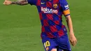 Penyerang Barcelona, Lionel Messi menembak bola saat bertanding melawan Athletic Bilbao pada lanjutan La Liga Spanyol  di stadion Camp Nou, Barcelona (23/6/2020). Barcelona menang tipis atas Bilbao 1-0 berkat gol tunggal Ivan Rakitic. (AFP/Pau Barrena)
