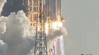 Roket Long March 5B lepas landas dari Pusat Peluncuran Ruang Angkasa Wenchang di Provinsi Hainan, China, Selasa (5/5/2020). Peluncuran ini menjadi program eksperimen untuk mengirim astronot ke stasiun luar angkasa dan eksplorasi antariksa. (STR/AFP)