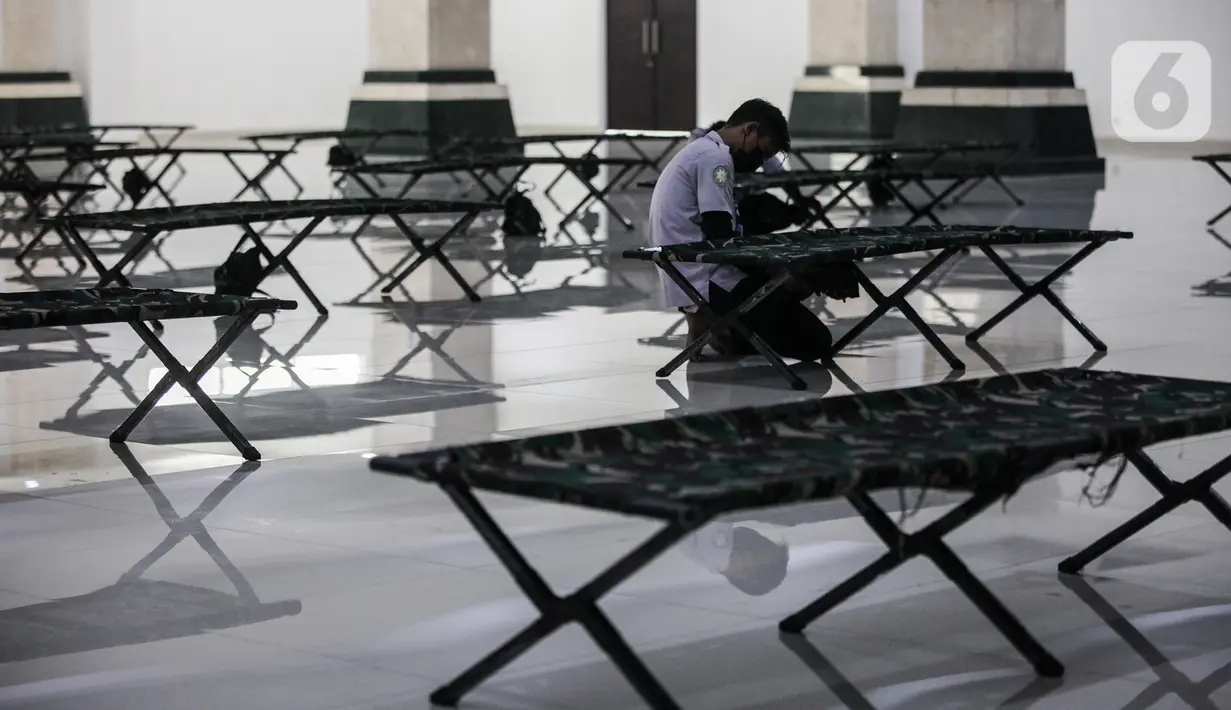 Petugas mengecek kondisi velbed di ruangan yang akan dijadikan tempat isolasi pasien COVID-19 di Aula Masjid KH Hasyim Asyari atau Masjid Raya Jakarta, Daan Mogot, Jumat (25/6/2021). Sebanyak 100 tempat tidur disiapkan bagi pasien OTG untuk dijadikan tempat isolasi mandiri (Liputan6.com/Johan Tallo