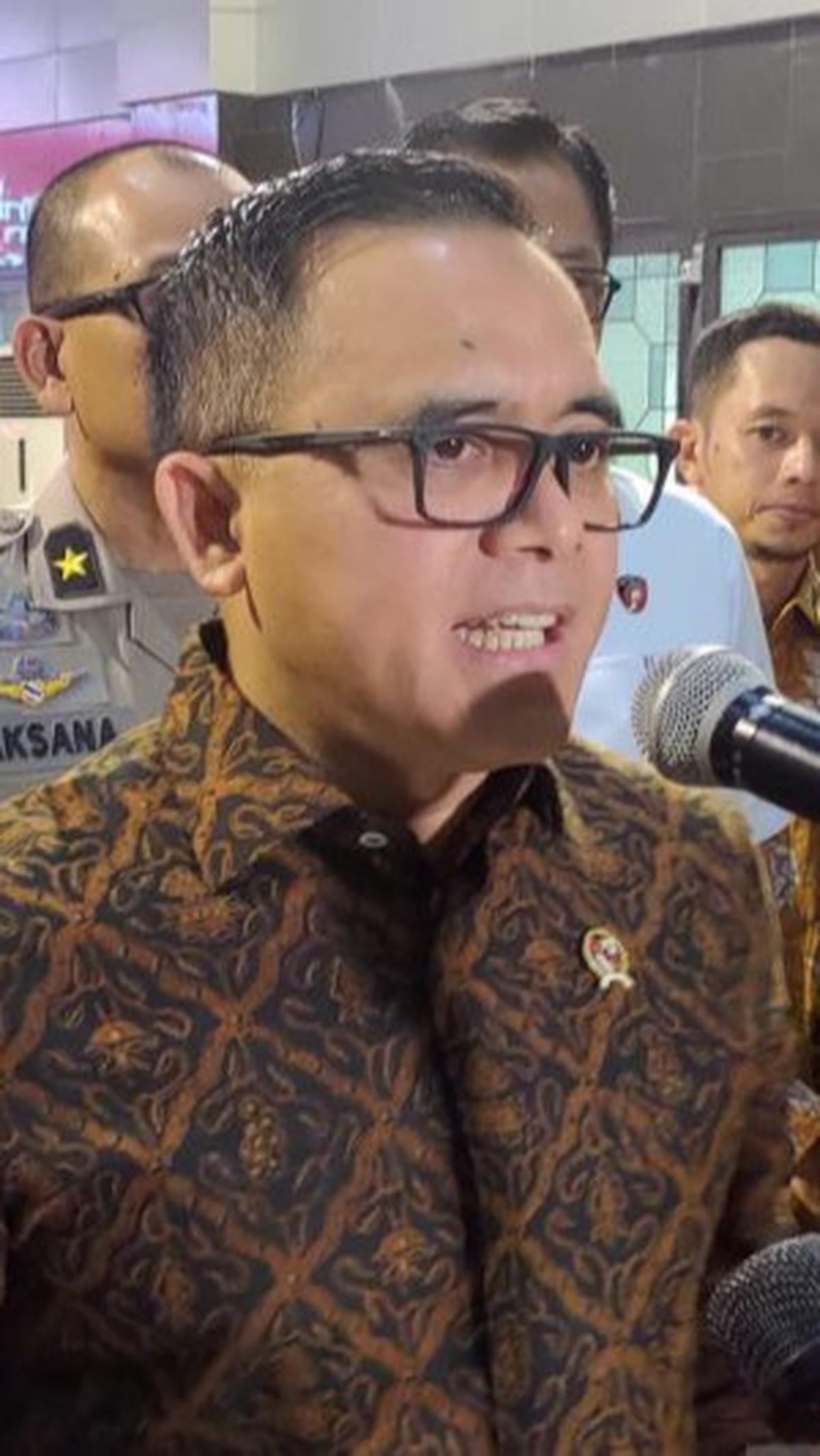 Menteri Pendayagunaan Aparatur Negara dan Reformasi Birokrasi (Menpan RB) Abdullah Azwar Anas telah menyiapkan sanksi bagi ASN tak netral selama Pemilu 2024. Sanksinya bisa berupa teguran hingga pidana.<br>