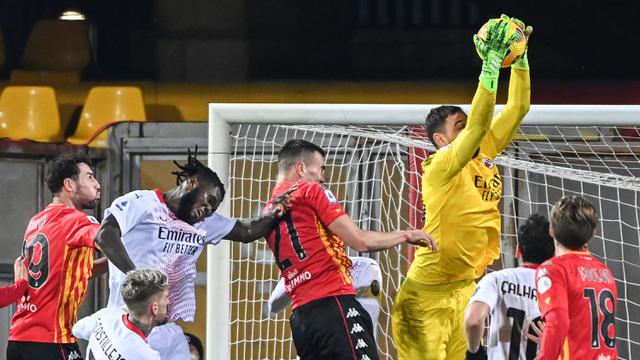 Foto Liga Italia: Diwarnai 1 Kartu Merah, AC Milan Tundukkan Benevento 2-0