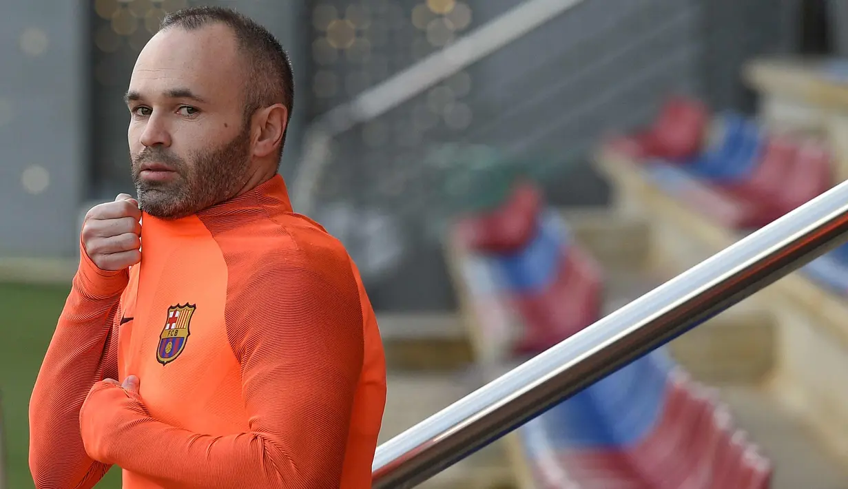 Gelandang Barcelona, Andres Iniesta bersiap mengikuti sesi latihan di Joan Gamper Sports Center di Sant Joan Despi, Spanyol (13/3). Pada leg pertama Barcelona bermain imbang 1-1 atas Chelsea di Inggris. (AFP Photo/Lluis Gene)
