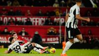 Bruno Guimaraes dari Newcastle, kanan, berebut bola dengan Jack Fletcher dari Manchester United selama pertandingan Liga Inggris antara Manchester United dan Newcastle di Manchester, Inggris, Jumat, 26 Desember 2025. (AP Photo/Dave Thompson)
