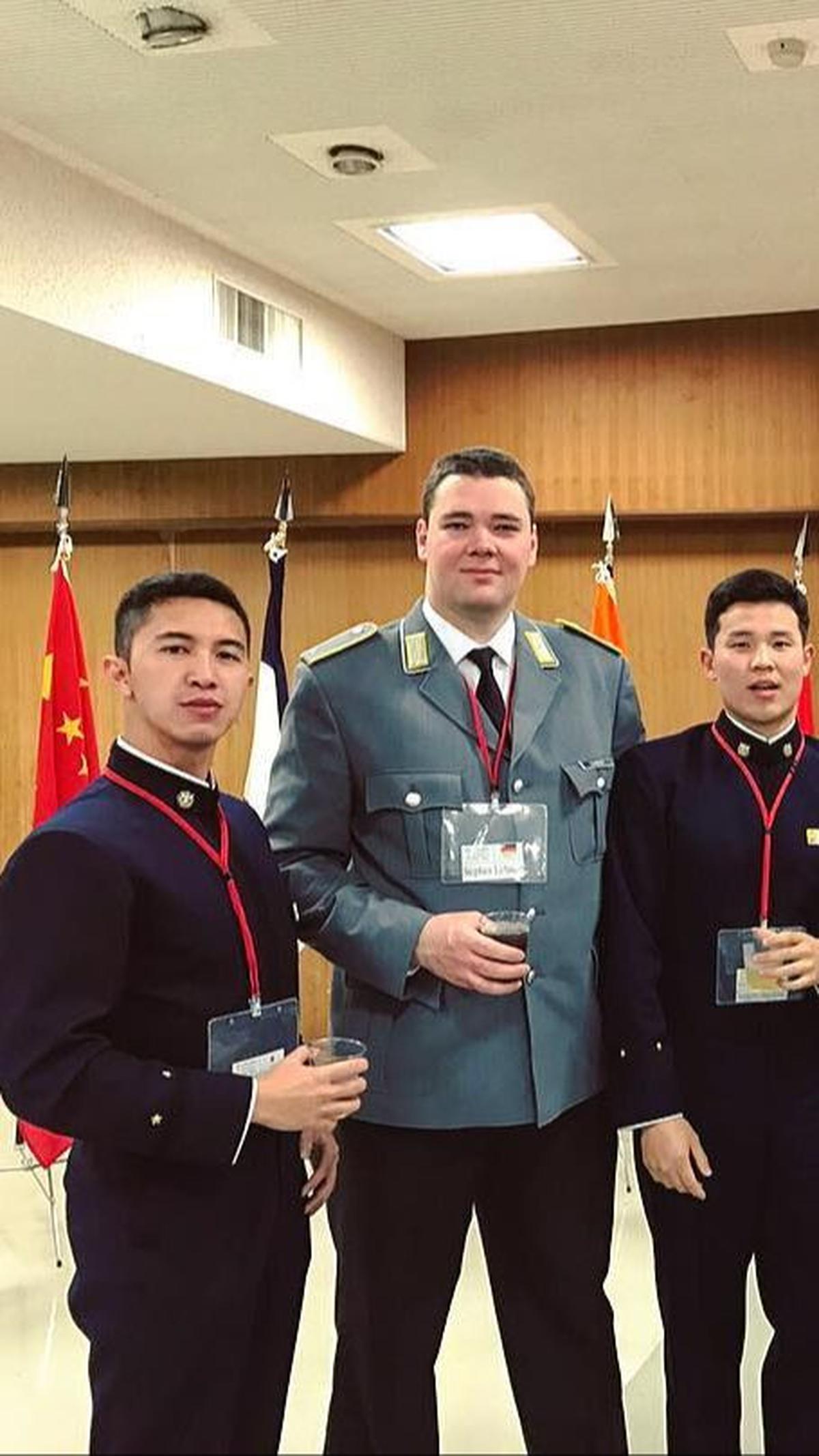 Ini potret Muhammad Fardhana saat ikut kegiatan ICC. Ia foto bareng delegasi dari tiap negara.