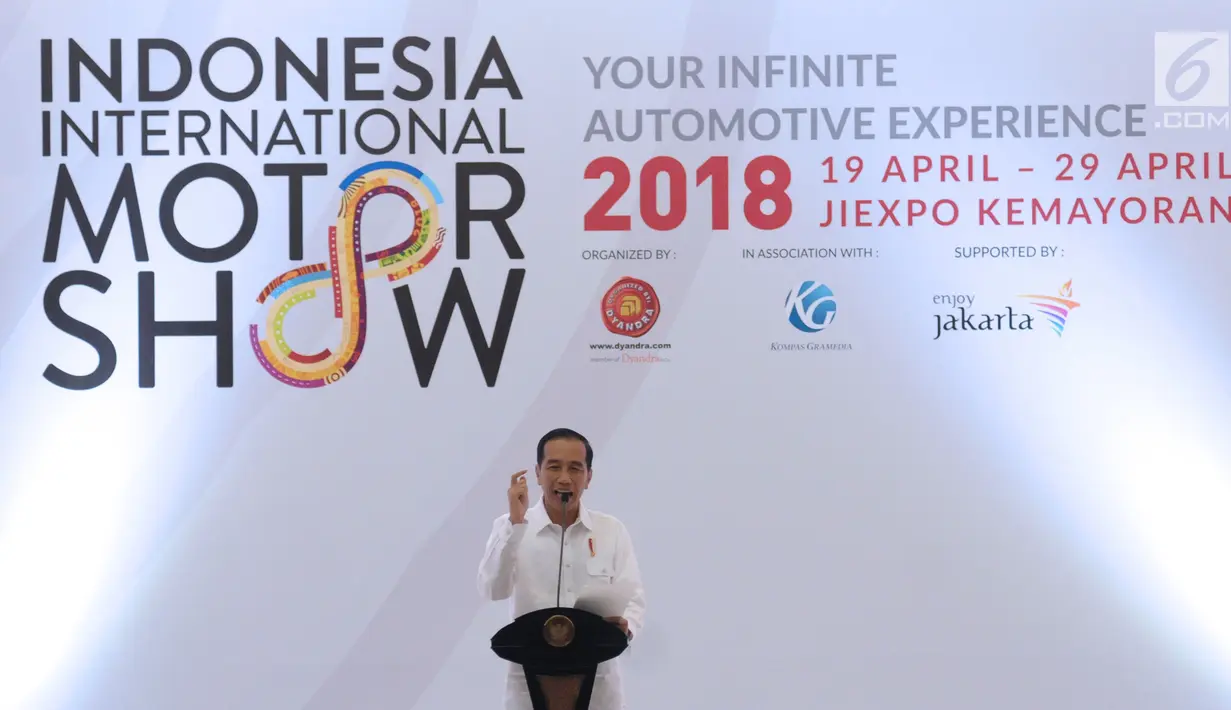 Presiden RI, Joko Widodo memberi sambutan pembuka Indonesia International Motor Show 2018 di JIExpo, Jakarta, Kamis (19/4). IIMS 2018 diselenggarakan hingga 29 April mendatang. (Liputan6.com/Helmi Fithriansyah)