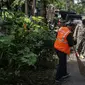 Warga menyapu jalan saat razia masker di kawasan Karang Tengah Lebak Bulus, Jakarta, Selasa (24/11/2020). Denda tersebut terkumpul sejak penerapan Peraturan Gubernur Nomor 51 tahun 2020 pada Juni 2020 lalu. (Liputan6.com/Faizal Fanani)