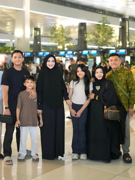 Ashanty tampil dengan abaya hitam serasi dengan kerudung panjangnya. [@ashanty_ash]