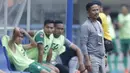 Pelatih PSMS, Djadjang Nurdjaman, memberikan arahan kepada anak asuhnya saat pertandingan melawan Sriwijaya FC pada laga Piala Presiden di Stadion GBLA, Bandung, Jumat (26/1/2018). Sriwijaya FC menang 2-0 atas PSMS. (Bola.com/M Iqbal Ichsan)