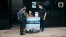 Warga menukarkan tiket elektronik (e-ticket) lomba balap mobil listrik Formula E dengan tiket fisik di Taman Ismail Marzuki, Cikini, Jakarta Pusat, Kamis (2/6/2022). Pihak Organizing Committee (OC) Jakarta E-Prix menyiapkan tiga lokasi penukaran tiket elektronik pada 1-3 Juni 2022 di Thamrin City, Taman Ismail Marzuki, dan Velodrome Rawamangun. (Liputan6.com/Faizal Fanani)