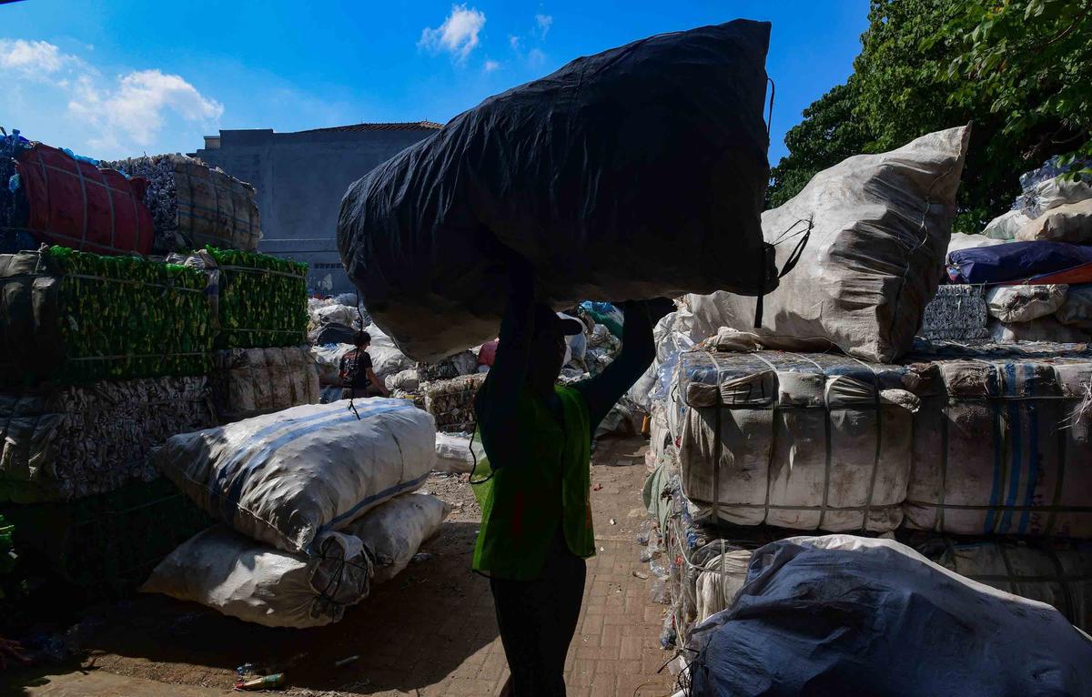 FOTO: Mengintip Proses Daur Ulang Botol Plastik Menjadi Cacahan  Plastik Bernilai Jual Tinggi