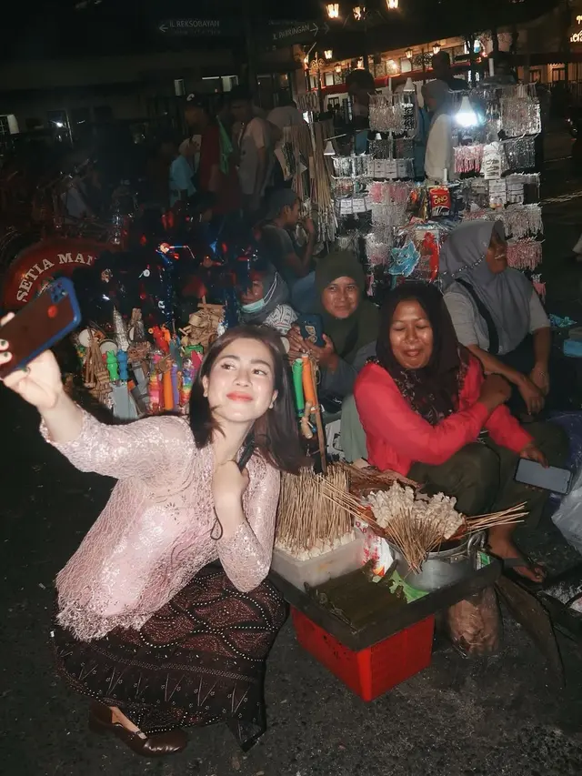Pesona Khas Gadis Desa dari Felicya Angelista Pakai Kebaya Keliling Yogyakarta
