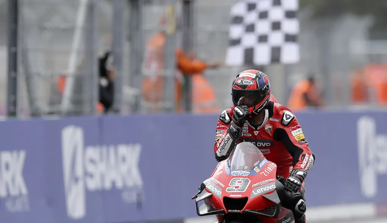 Pembalap Ducati Danilo Petrucci merayakan kemenangannya pada balapan MotoGP Prancis 2020 di Le Mans, Prancis, Minggu (11/10/2020). Danilo Petrucci menjadi yang tercepat disusul Alex Marquez dan Pol Espargaro. (AP Photo/David Vincent)