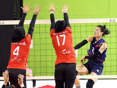 Hasil buruk didapat Timnas voli putri Indonesia pada laga pembuka putaran kedua SEA V League 2023. Bertanding di Chiang Mai, Thailand, Jumat (11/8/2023), Wilda Siti Nurfadhilah dkk harus takluk 0-3 dari Vietnam yang menurunkan mayoritas pemain lapis kedua. Dengan hasil ini, peluang Indonesia untuk menjadi juara pada putaran kedua terasa berat. Dalam dua laga tersisa, Indonesia akan menghadapi Thailand pada Sabtu (12/8/2023) dan Filipina menjadi lawan terakhir yang akan dihadapi pada Minggu (13/8/2023). (Dok. avcvolley)