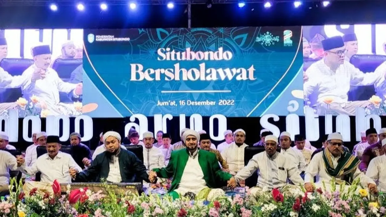 Habib Syech bin Abdul Qadir Aseggaf (Tengah) Bersama KHR Achmad Azaim Ibrahimy dalam acara Situbondo Beshalawat (Istimewa)